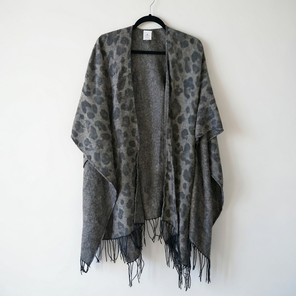 Woolrich Grey‎ Leopard Print Poncho Wrap Fringe Trim One Size Animal Print Shawl